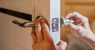 Установка и замена дверной ручки в Слободской от 278 руб. – Мастер24, монтаж фурнитуры, недорого