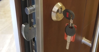 Замена дверного замка в Слободской от Мастер24 – услуги по замене замка от 515 руб., вызов мастера